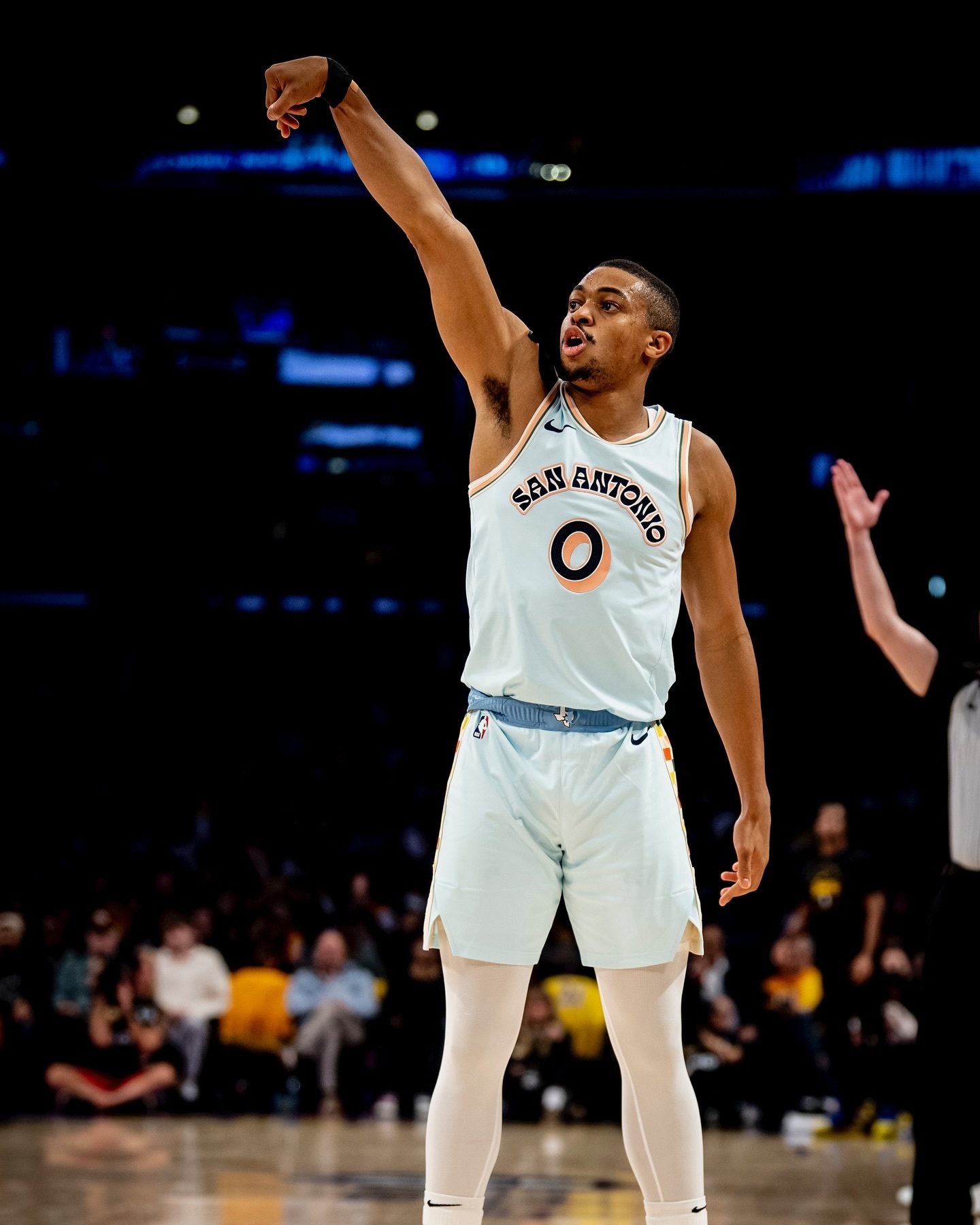 直播-包含圣安东尼奥马刺发布备战花絮；冲刺阶段单刀错失；亚冠任务艰巨；球探报告显示潜力的词条